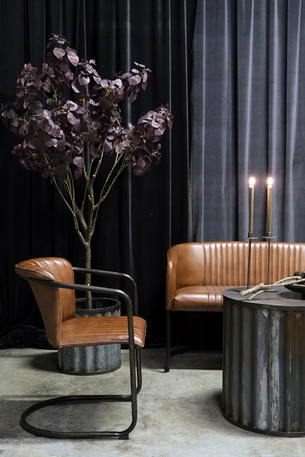 Harlem loungesoffa med quiltad läder från Trademark Living i en miljö med Harlem karmstol.