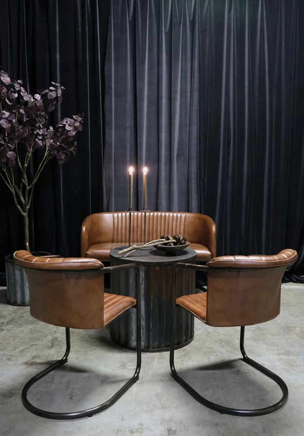 Harlem loungesoffa med quiltad läder från Trademark Living i en miljö med Harlem karmstolar.