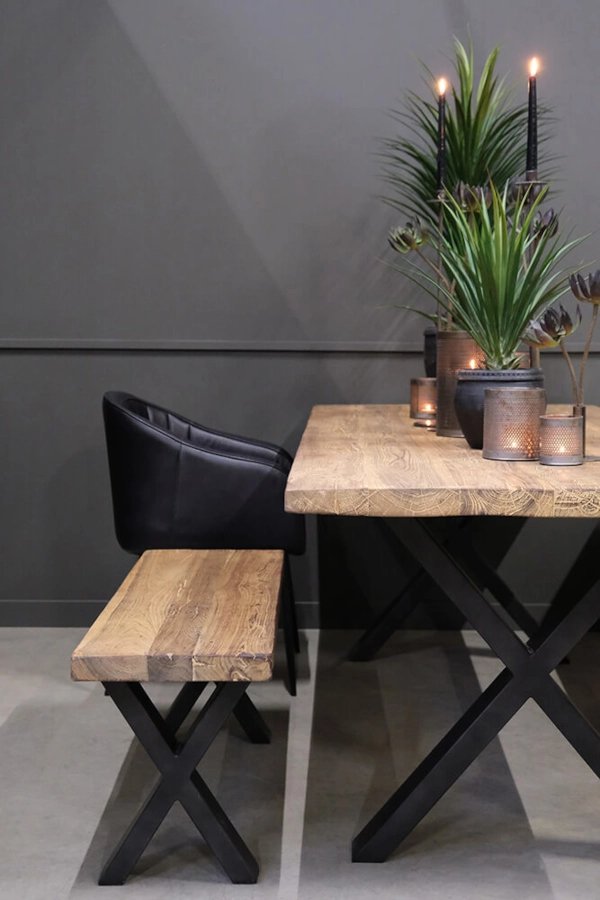 Queens karmstol från Trademark Living i en miljö.