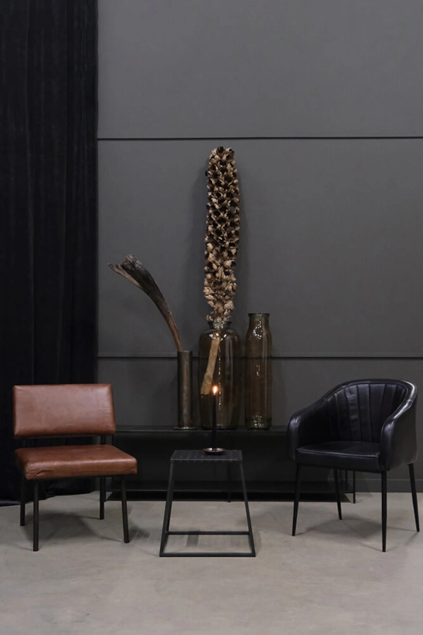 Queens karmstol från Trademark Living i en miljö.