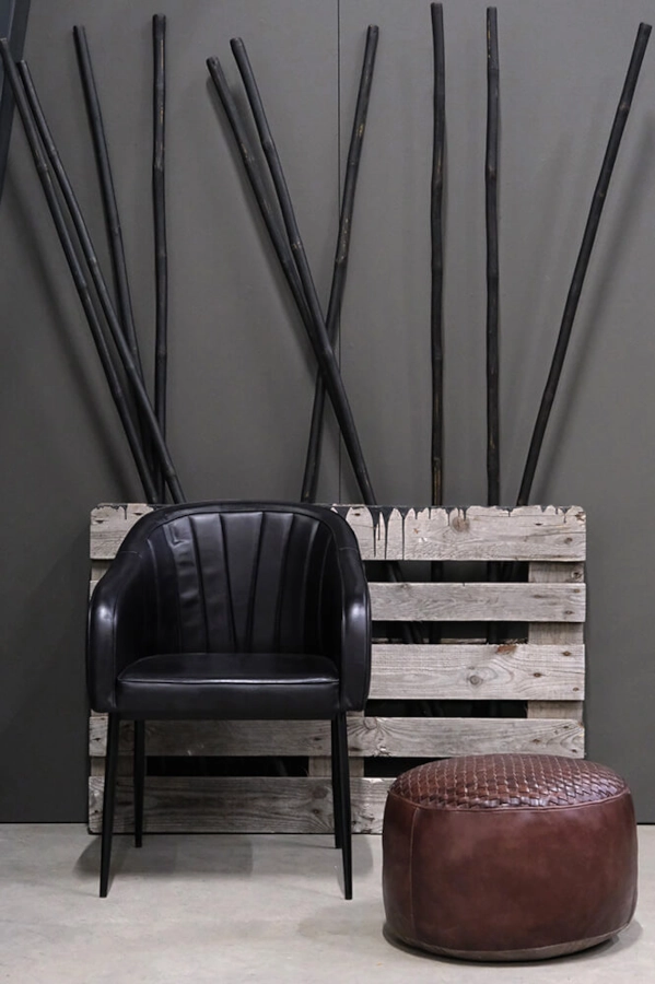 Queens karmstol från Trademark Living i en miljö.