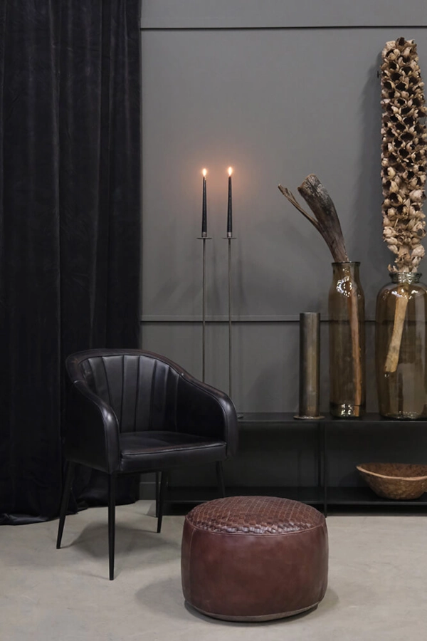 Queens karmstol från Trademark Living i en miljö.