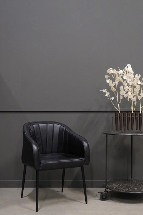 Queens karmstol från Trademark Living i en miljö.