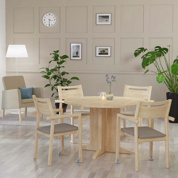 Alma stolar, karmstol med Clara fåtölj i en miljö.