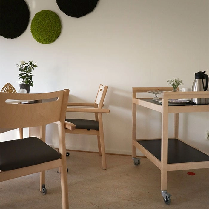 Alma karmstolar från Inoff med klädd sits och glidhjul som finns i olika färger.