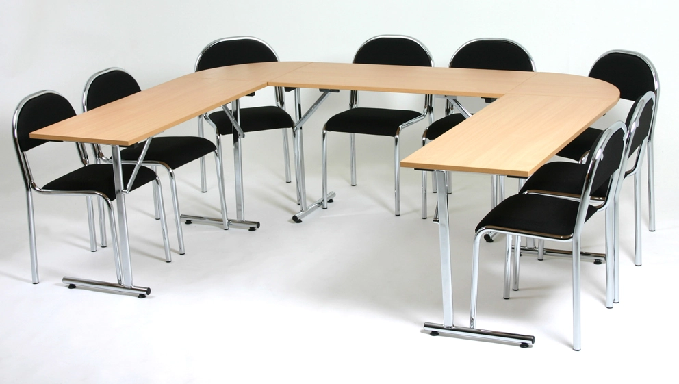 Vinnaren stolar från Skafab ihop med Multiple bord i en miljö.