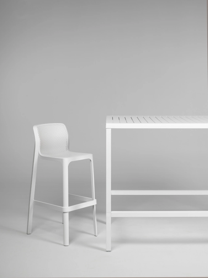 Net barstolar från Nardi i vitt.