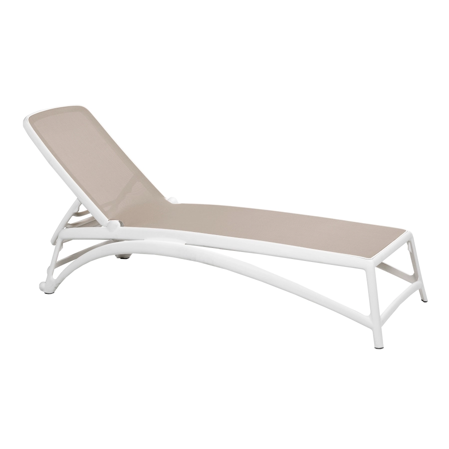 Atlantico solsäng från Nardi i vitt med duvgrå syntetväv.