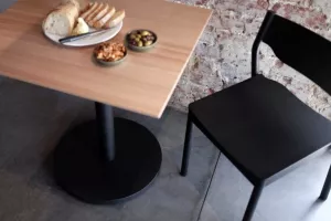 Lunar 21 bordsstativ med rund fot 53 diameter cm och höjd 71,5 cm från Norock som är självstabiliserande och självjusterande.