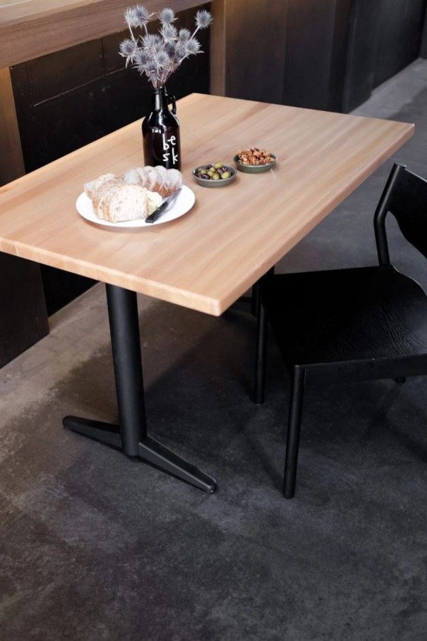 Trail bordsstativ med t-ben och 56x91,5 cm från Norock som är självstabiliserande och självjusterande.