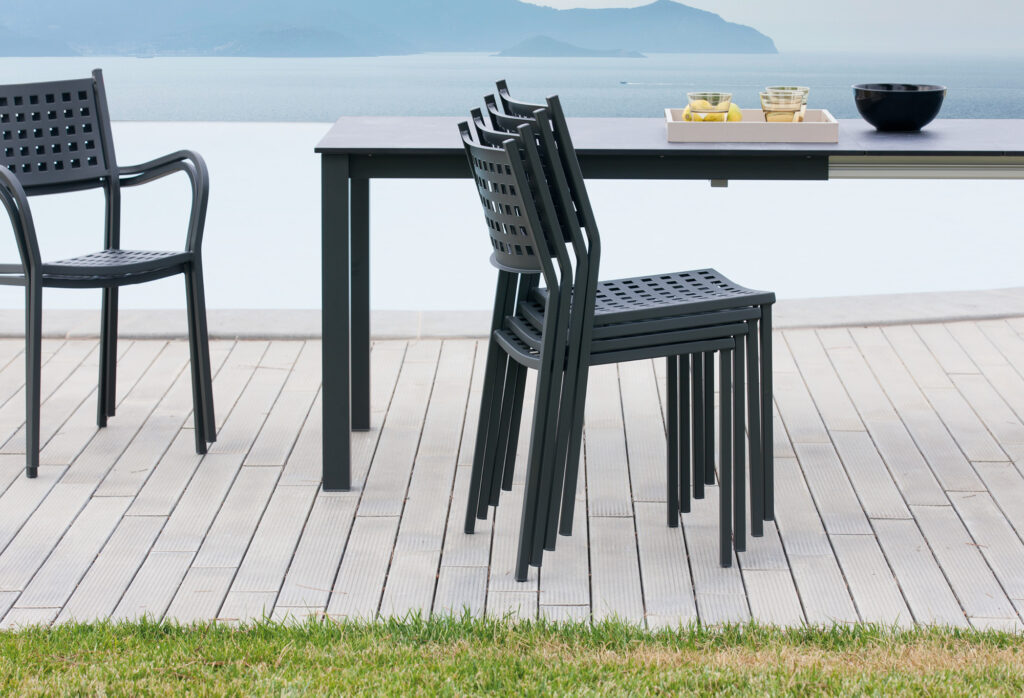 Alice stol från Vermobil som är stapelbar med perforerad sits och rygg.