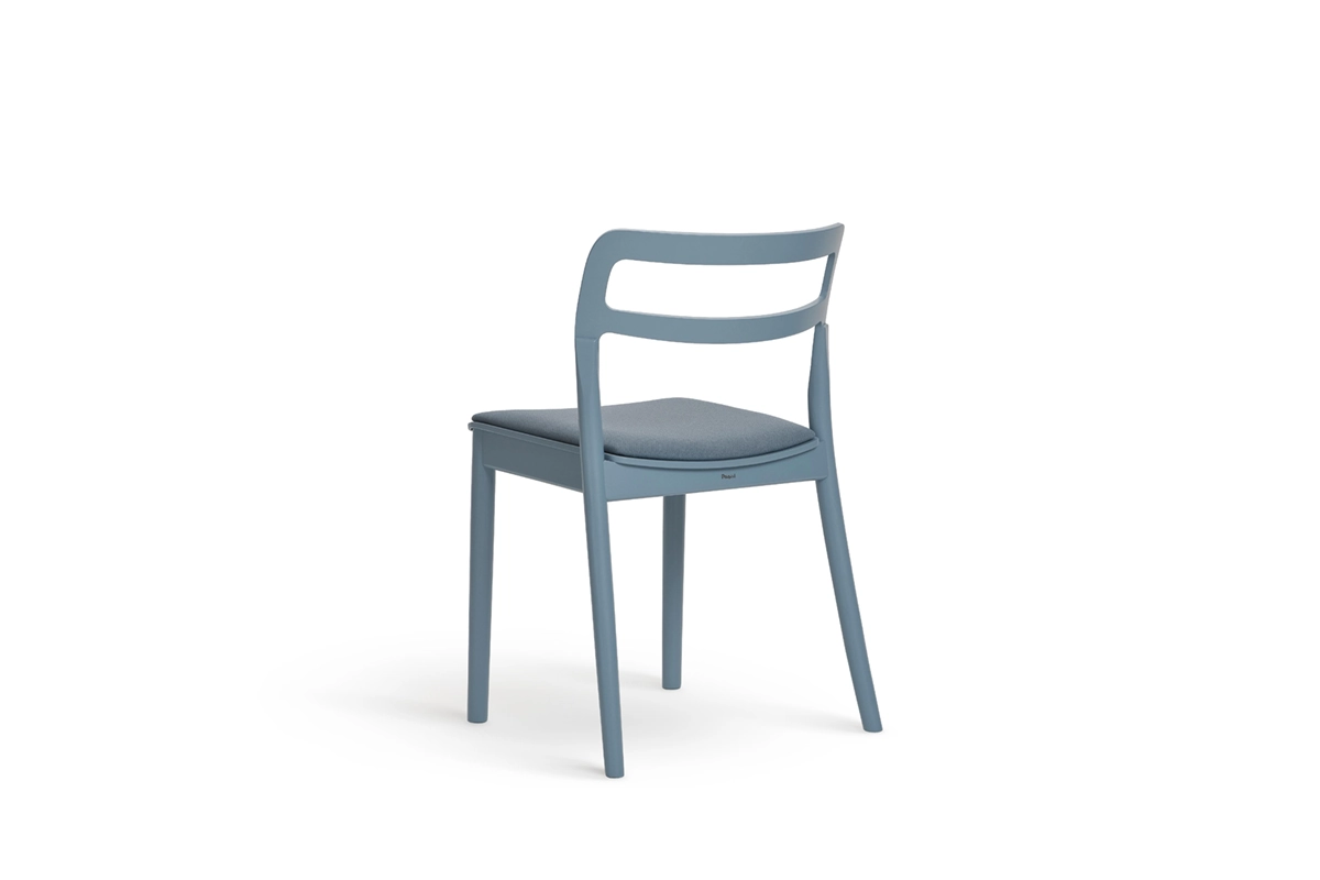 Plasa stol med klädd sits från Paged Meble.