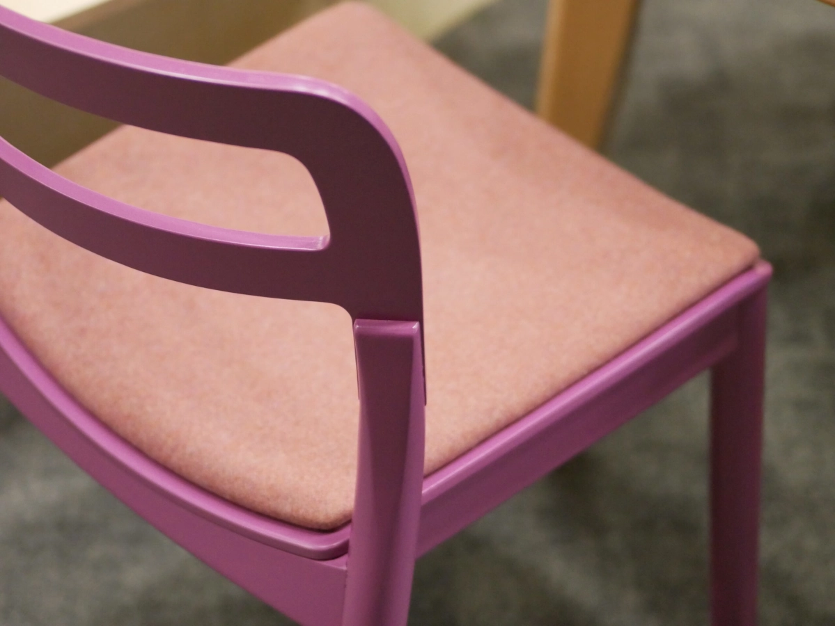 Plasa stol med klädd sits från Paged Meble.