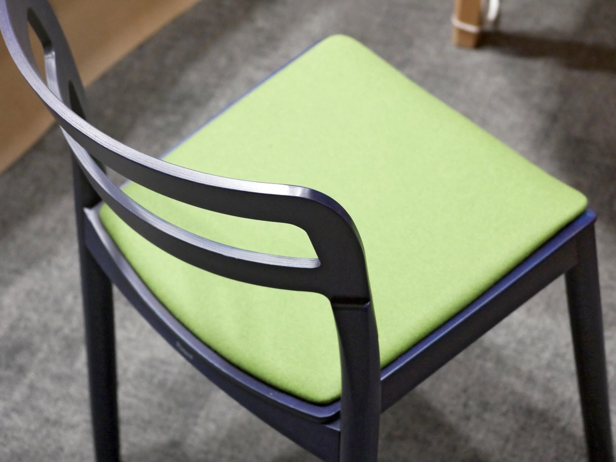 Plasa stol med klädd sits från Paged Meble.