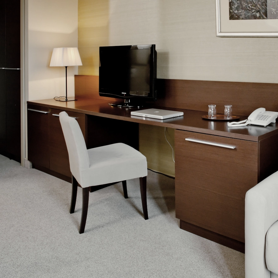 Fully stol från Paged Meble i en miljö.