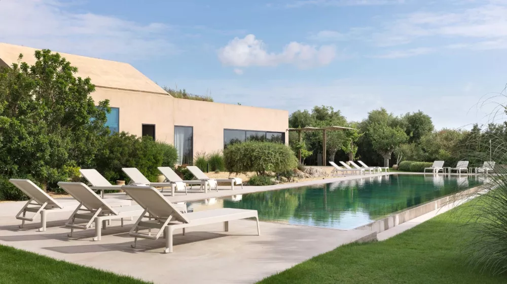 Plano solsängar från Nardi i en miljö.