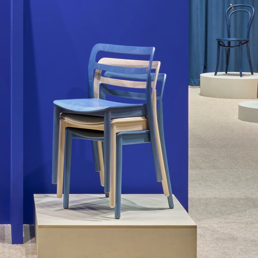 Plasa stolar från Paged Meble som är staplade.