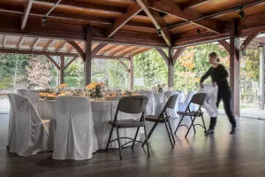 Planet180 bord 180 diameter cm som är fällbart i mörkgrå från Zown med Norman stol.