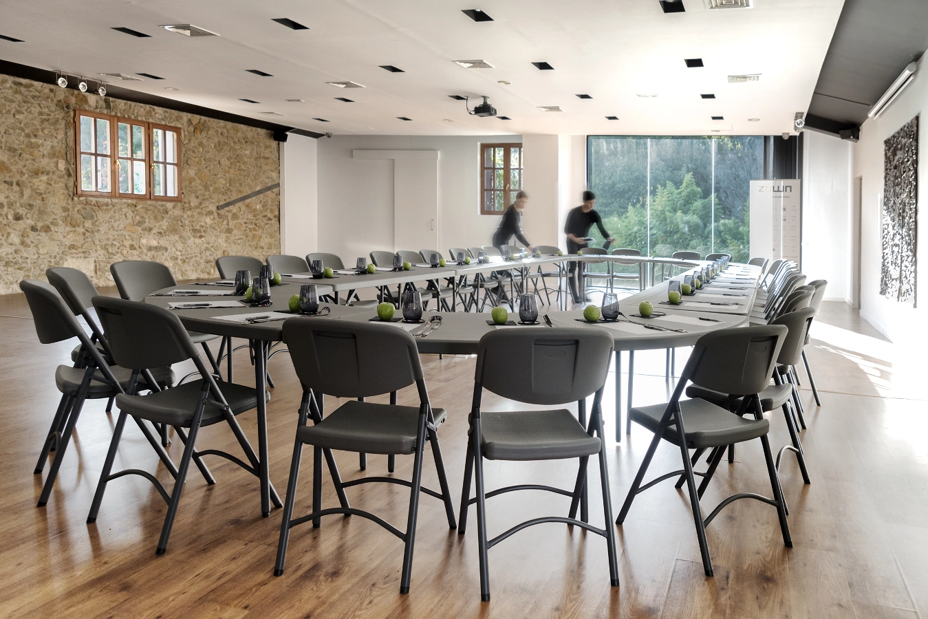 XL180 bord som är fällbart i mörkgrå från Zown med XL moon bord och Norman stolar som ingår i New Classic serien.