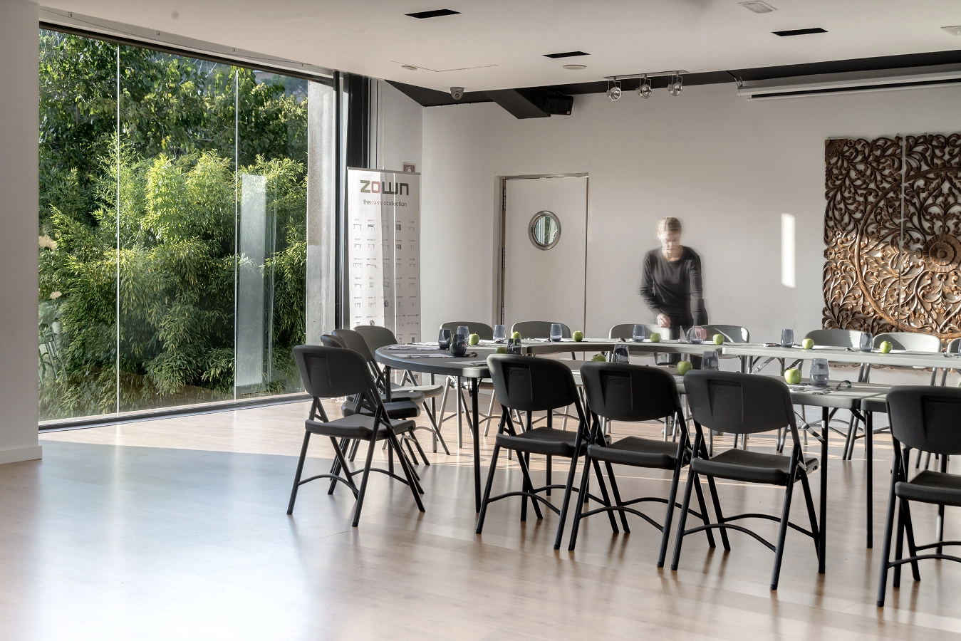 XL180 bord som är fällbart i mörkgrå från Zown med XL moon bord och Norman stolar som ingår i New Classic serien.