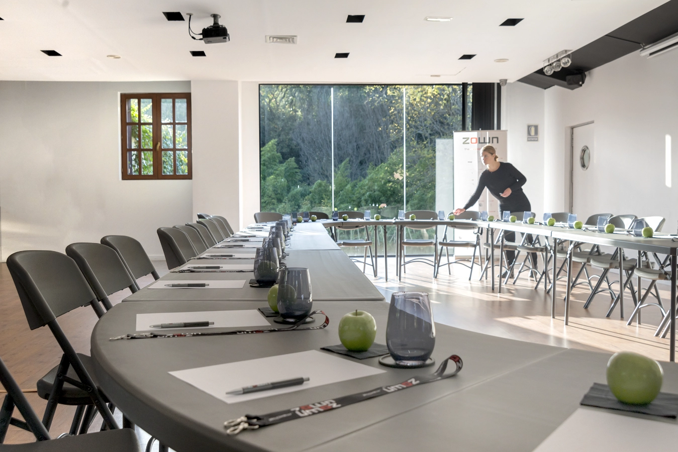 XL180 bord som är fällbart i mörkgrå från Zown med XL moon bord och Norman stolar som ingår i New Classic serien.