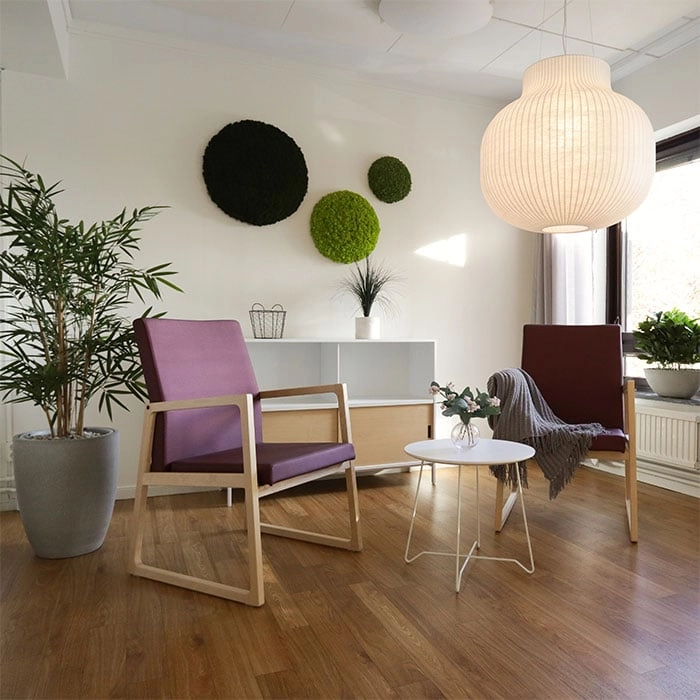 Saga fåtöljer med låg rygg från Inoff i en miljö.