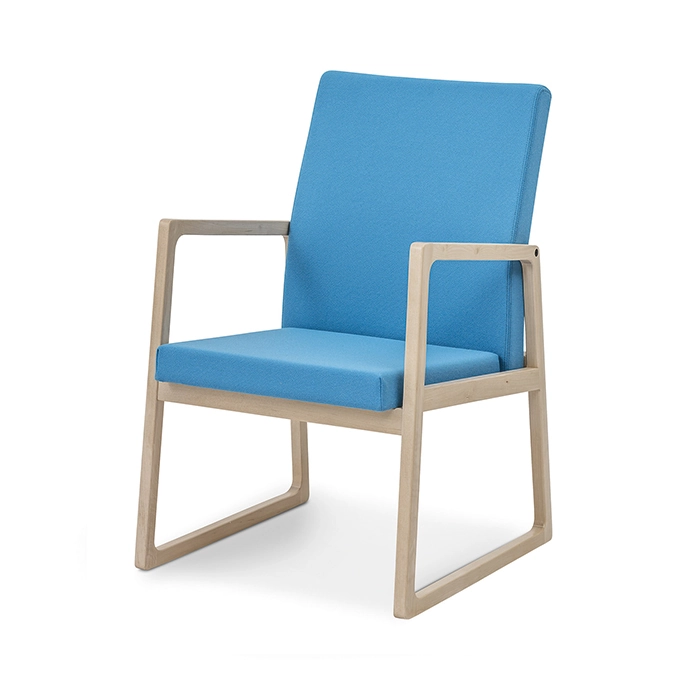 Saga fåtölj med låg rygg från Inoff som finns i olika färger.