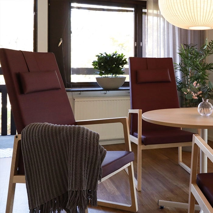 Saga fåtöljer med hög rygg och nackkudde från Inoff i en miljö.