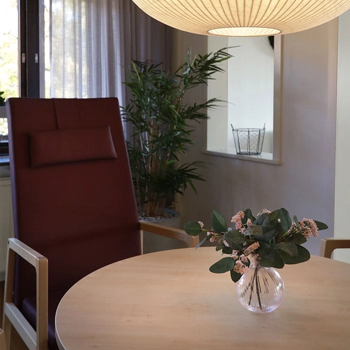 Saga fåtölj med hög rygg och nackkudde från Inoff i en miljö.