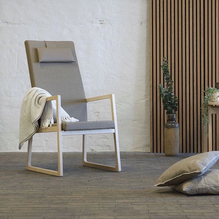 Saga fåtölj med hög rygg och nackkudde från Inoff i en miljö.