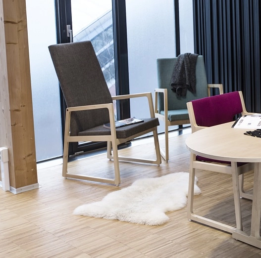 Saga fåtöljer från Inoff i en miljö.