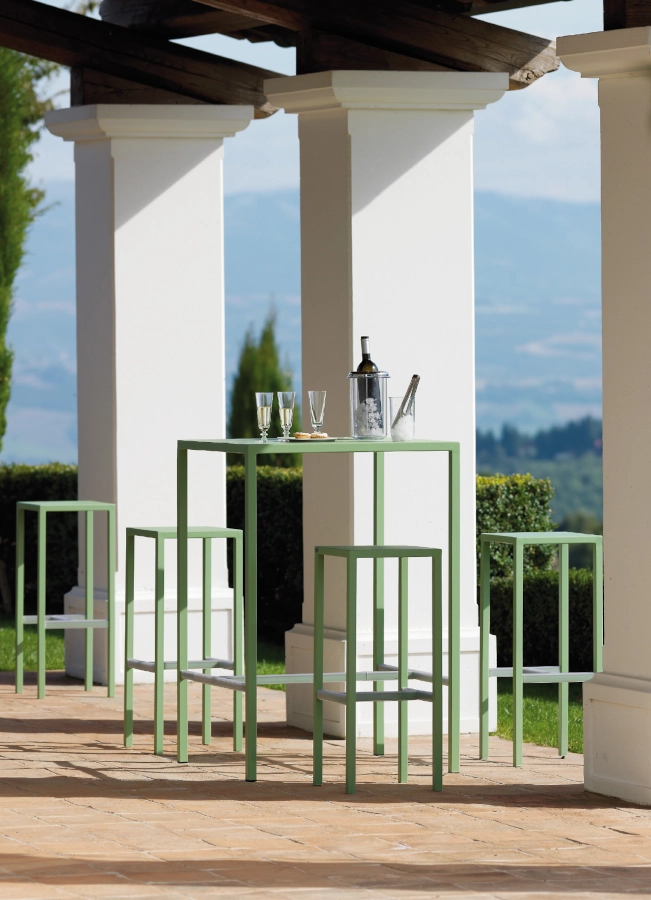 Seaside barpallar och ståbord från Vermobil som kan väljas i flera olika färger.