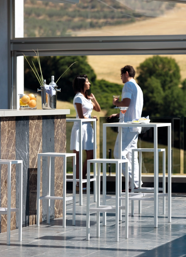 Seaside barpallar och ståbord från Vermobil som kan väljas i flera olika färger.