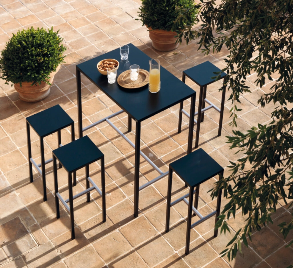 Seaside barpallar och ståbord från Vermobil som kan väljas i flera olika färger.