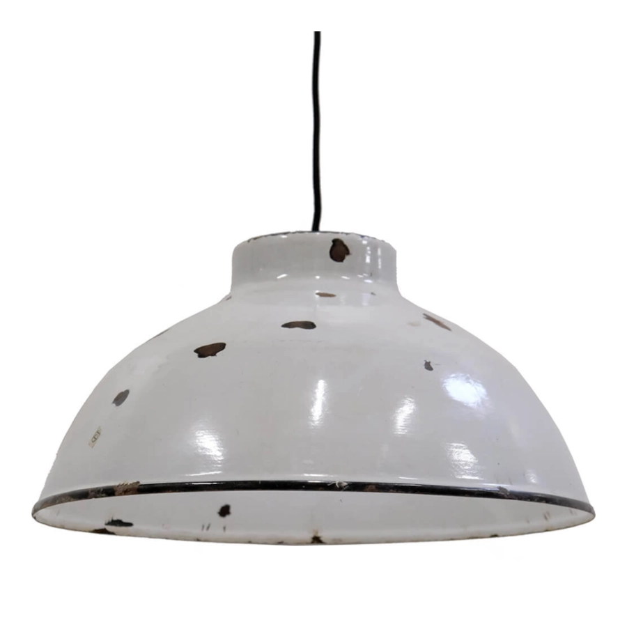 Sheen taklampa från Trademark Living som är 52 diameter cm, patinerad i vit emalj och med industristil.