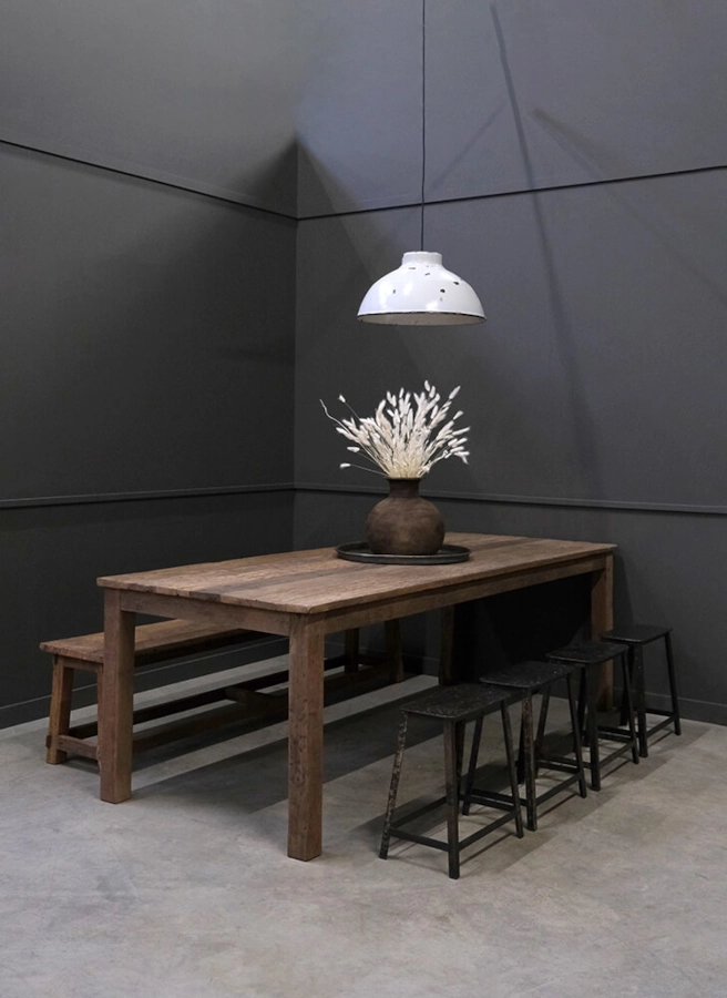 Sheen taklampa från Trademark Living som är 52 diameter cm, patinerad i vit emalj och med industristil.