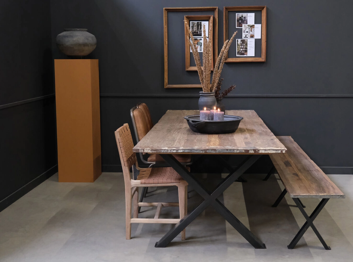 Brooklyn stol med klädd sits och rygg från Trademark Living i en miljö.