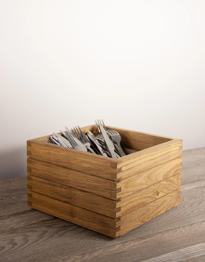 Stapelbar trälåda från Select Concept som är linoljad och 24,7x24,7x16,8 cm.