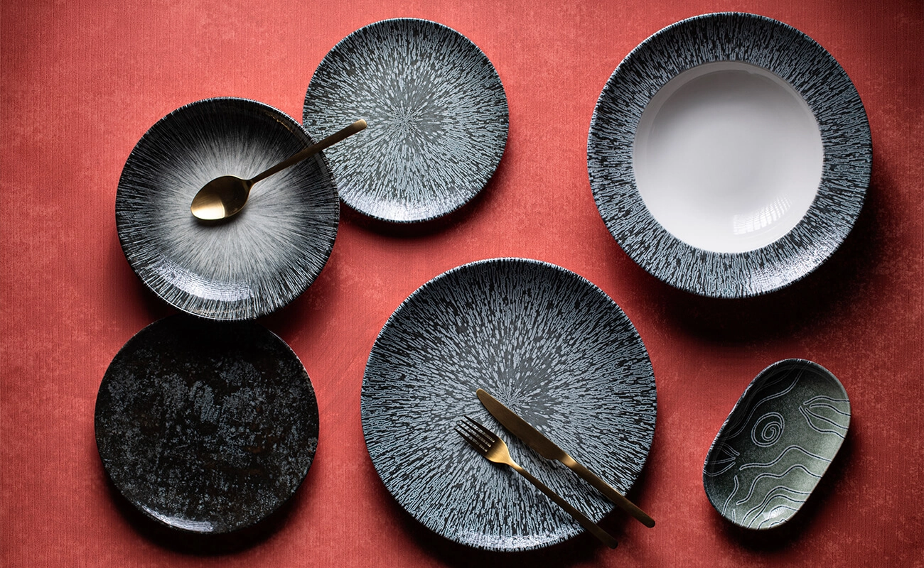 Stellar porslin från ID Fine som innehåller flera olika delar.