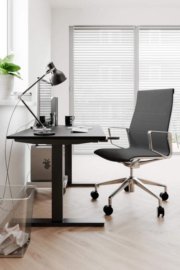 Styrelse konferensstol och kontorsstol med hög rygg ihop med Up & Down Zero skrivbord i svart.