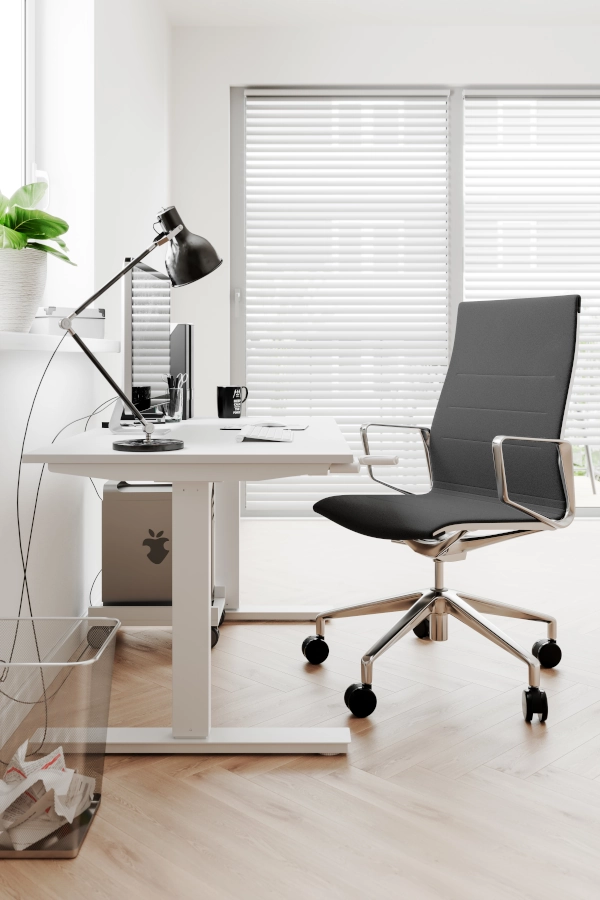 Styrelse konferensstol och kontorsstol med hög rygg ihop med Up & Down Zero skrivbord i vitt.