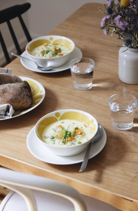 Sunnuntai porslin i gult från Arabia och i en miljö.