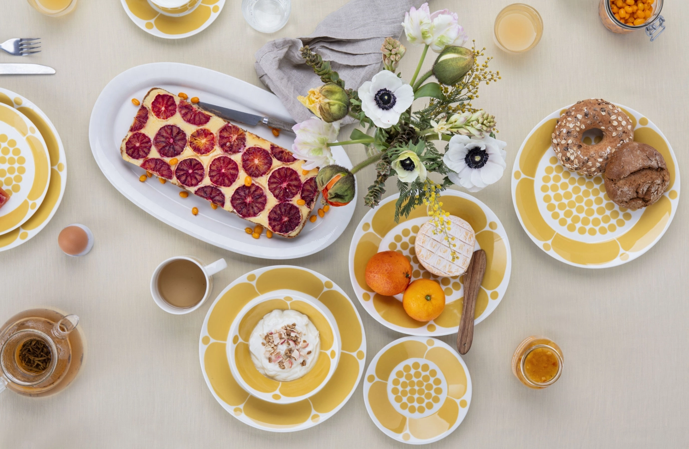 Sunnuntai porslin i gult från Arabia.