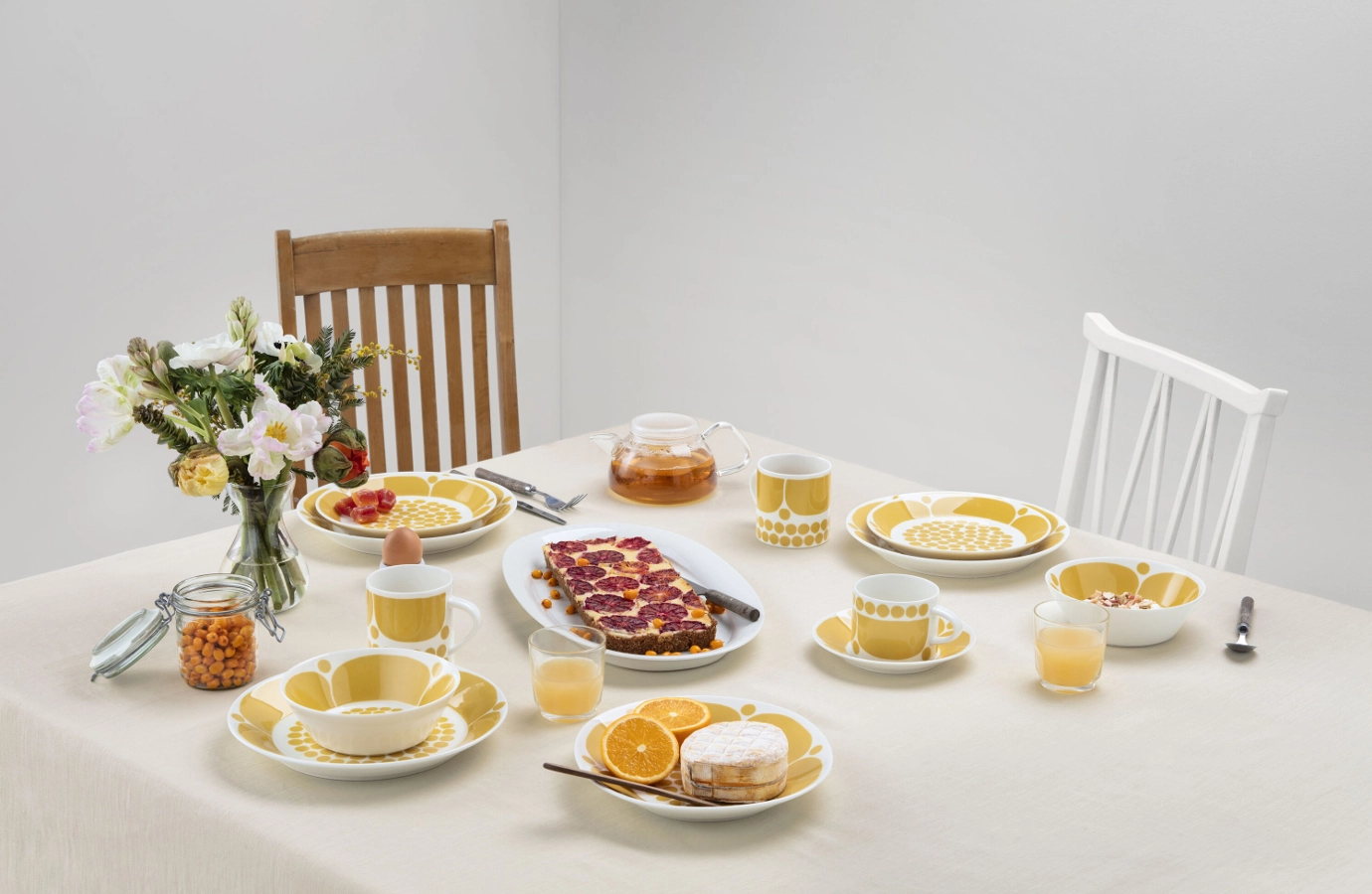 Sunnuntai porslin i gult från Arabia.