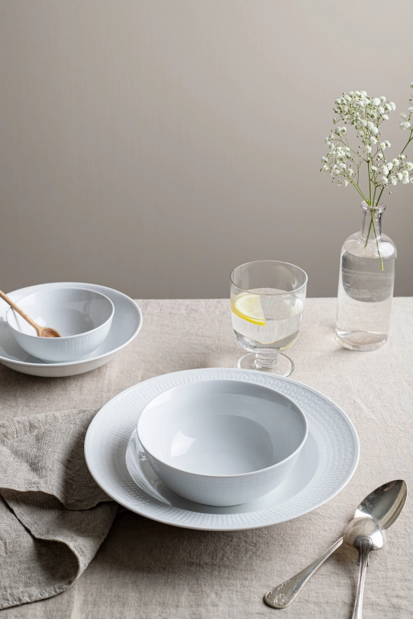 Swedish Grace Snö dukning med olika porslinsdelar från Rörstrand.