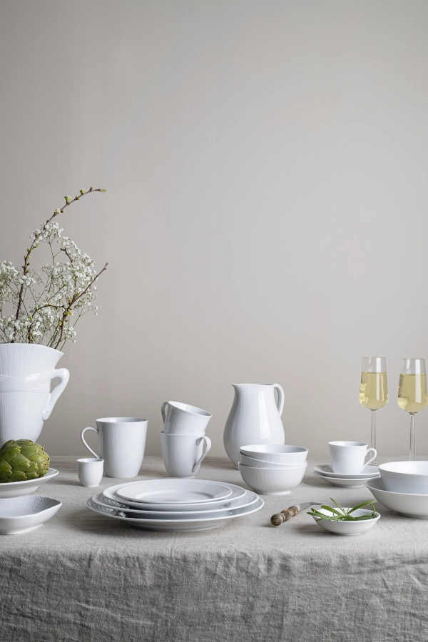 Swedish Grace Snö dukning med olika porslinsdelar från Rörstrand.