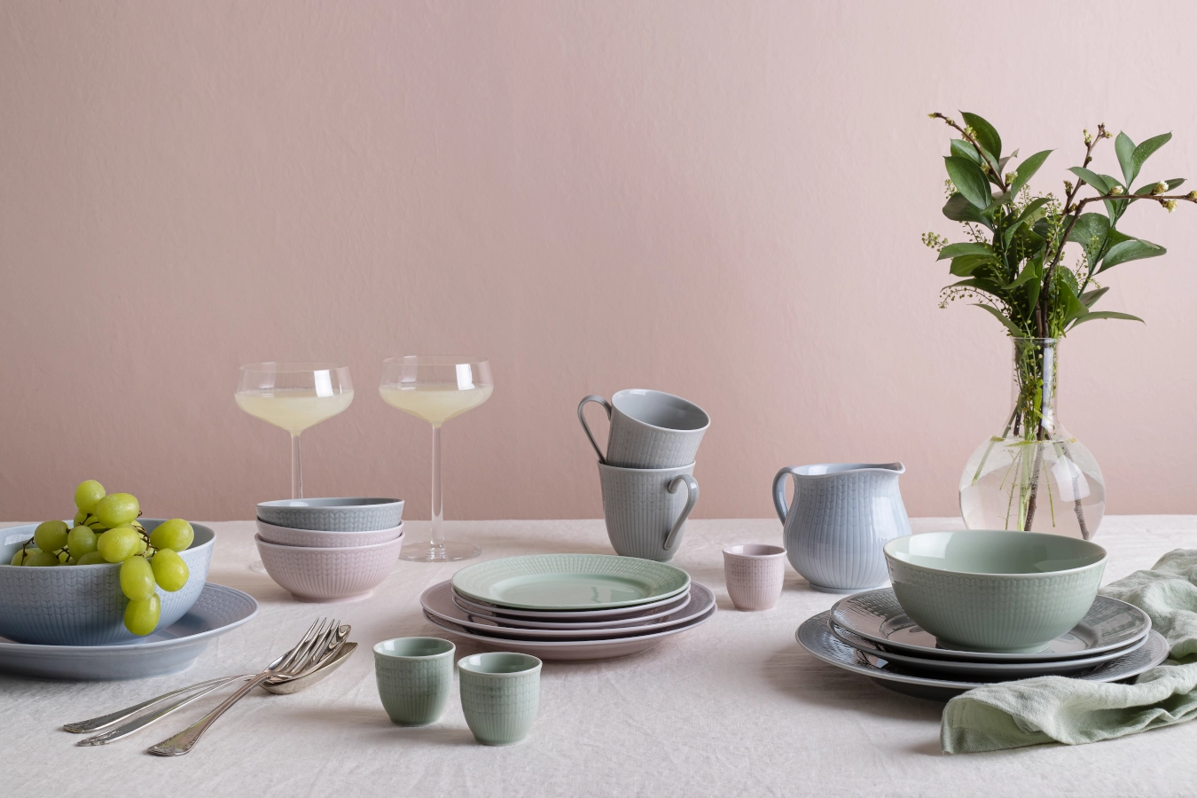 Swedish Grace dukning med olika porslinsdelar från Rörstrand.