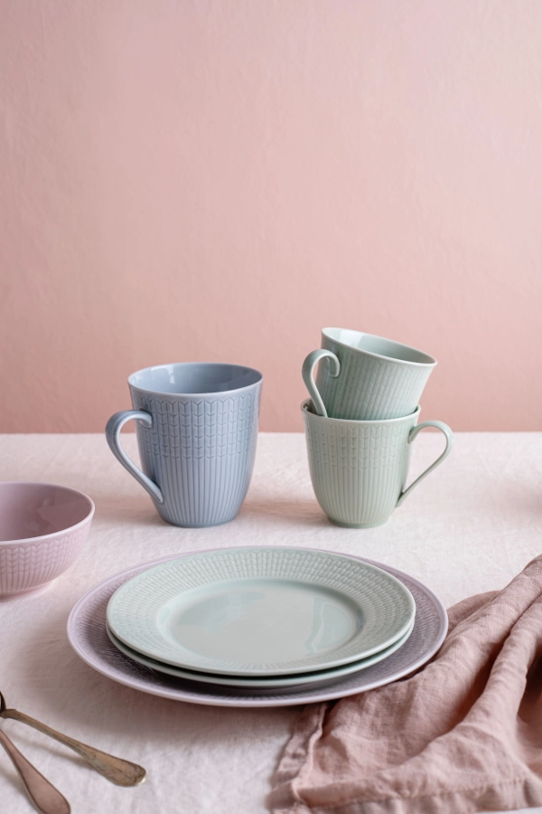 Swedish Grace dukning med olika porslinsdelar från Rörstrand.
