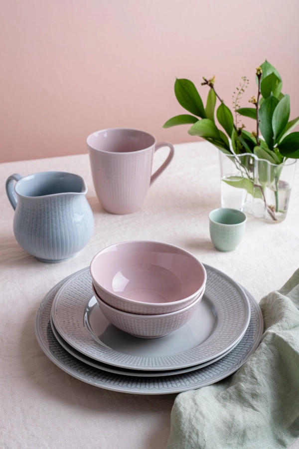 Swedish Grace dukning med olika porslinsdelar från Rörstrand.