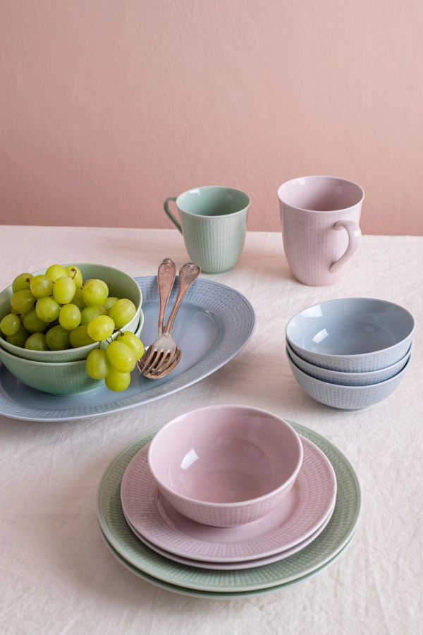 Swedish Grace dukning med olika porslinsdelar från Rörstrand.